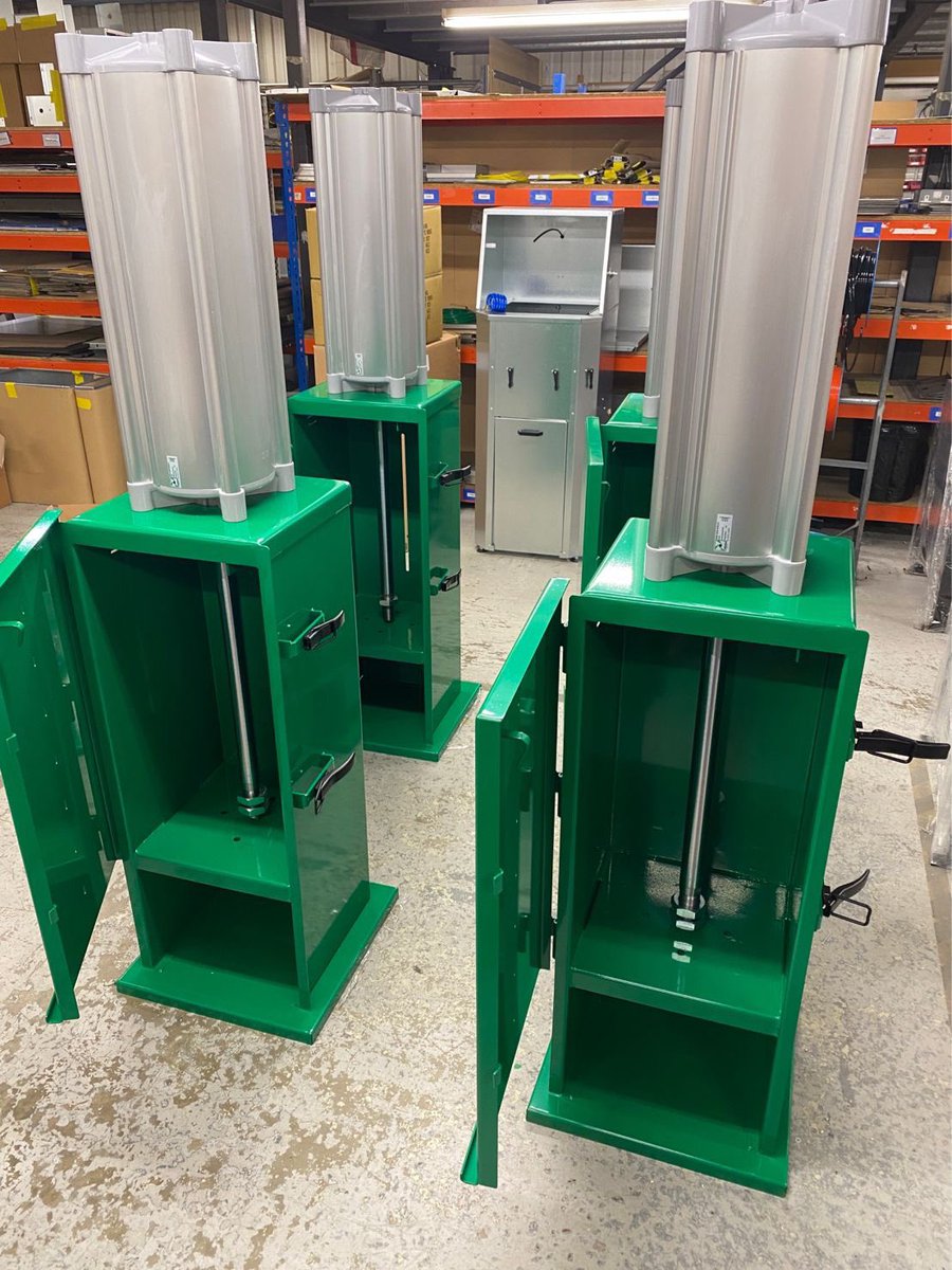 UnicInternation's tweet photo. We are busy exporting January.

#sprayguncleaners 
#solventrecyclers
#cancrushers 

Over 50 machines heading out to France 🇫🇷 and Australia 🇦🇺 before the end of this month. 

#spraygun #madeinbritain #madeinbritain #solventrecycling #solvents #wasterecycling #wastereduction https://t.co/zH21D3zY29