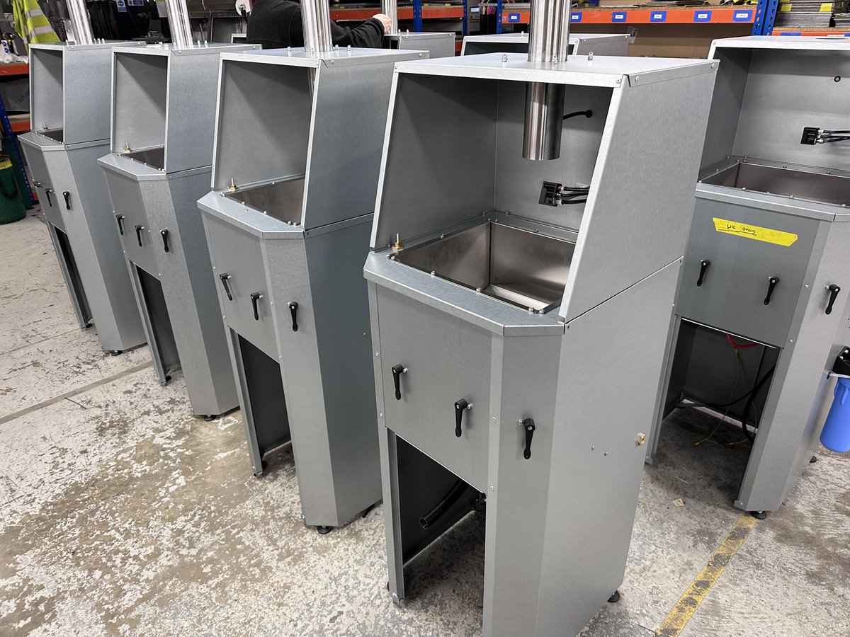 UnicInternation's tweet photo. We are busy exporting January.

#sprayguncleaners 
#solventrecyclers
#cancrushers 

Over 50 machines heading out to France 🇫🇷 and Australia 🇦🇺 before the end of this month. 

#spraygun #madeinbritain #madeinbritain #solventrecycling #solvents #wasterecycling #wastereduction https://t.co/zH21D3zY29