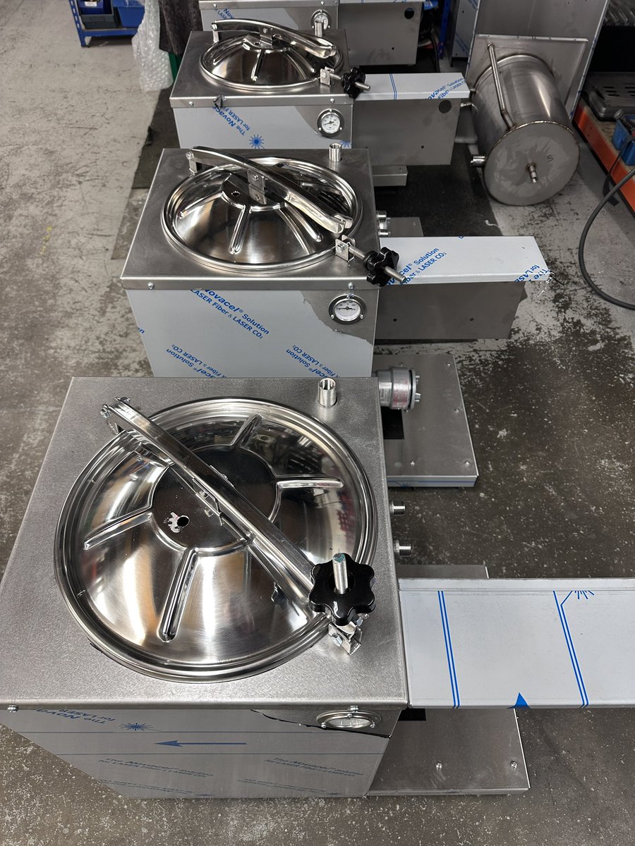 UnicInternation's tweet photo. We are busy exporting January.

#sprayguncleaners 
#solventrecyclers
#cancrushers 

Over 50 machines heading out to France 🇫🇷 and Australia 🇦🇺 before the end of this month. 

#spraygun #madeinbritain #madeinbritain #solventrecycling #solvents #wasterecycling #wastereduction https://t.co/zH21D3zY29