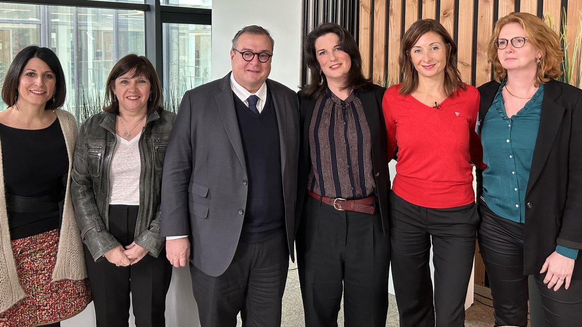 groupecovea's tweet photo. 🗣️⚖ Les membres du réseau interne Cov&amp;elles se sont réunis pour échanger avec @anne_bouillon, avocate pénaliste qui défend depuis plus de 20 ans les #droitsdesfemmes. Elle a pu leur partager les fondements de son engagement, son expérience. Merci pour son témoignage ! https://t.co/xPYFRPFRYu