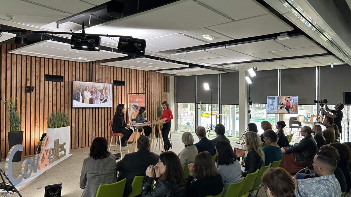 groupecovea's tweet photo. 🗣️⚖ Les membres du réseau interne Cov&amp;elles se sont réunis pour échanger avec @anne_bouillon, avocate pénaliste qui défend depuis plus de 20 ans les #droitsdesfemmes. Elle a pu leur partager les fondements de son engagement, son expérience. Merci pour son témoignage ! https://t.co/xPYFRPFRYu