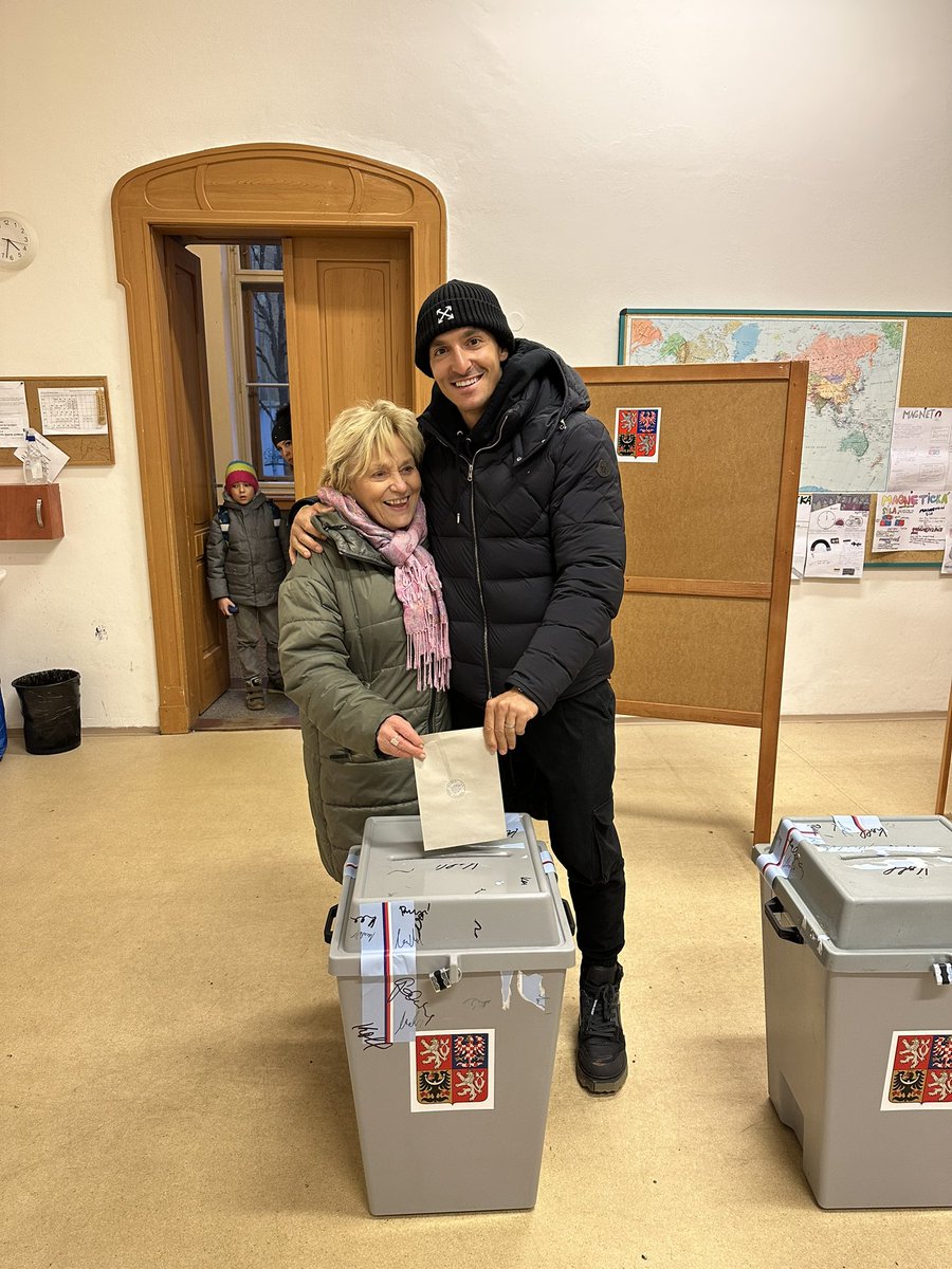 michalhrdlicka's tweet photo. S babičkou (82 let) bychom si za prezidenta přáli Petra Pavla. #volimgenerala https://t.co/oEYvCBPLvX