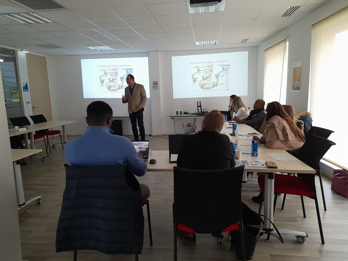 Solene_MLJ's tweet photo. Unis pour le retour à l'#Emploi ! Le @pole_emploi de #Mantes a réuni l'ensemble de ses partenaires avec un objectif : mieux se connaitre pour mieux accompagner les demandeurs dans une logique de parcours
#OnEstLàPourVous https://t.co/klt9SxBlmO