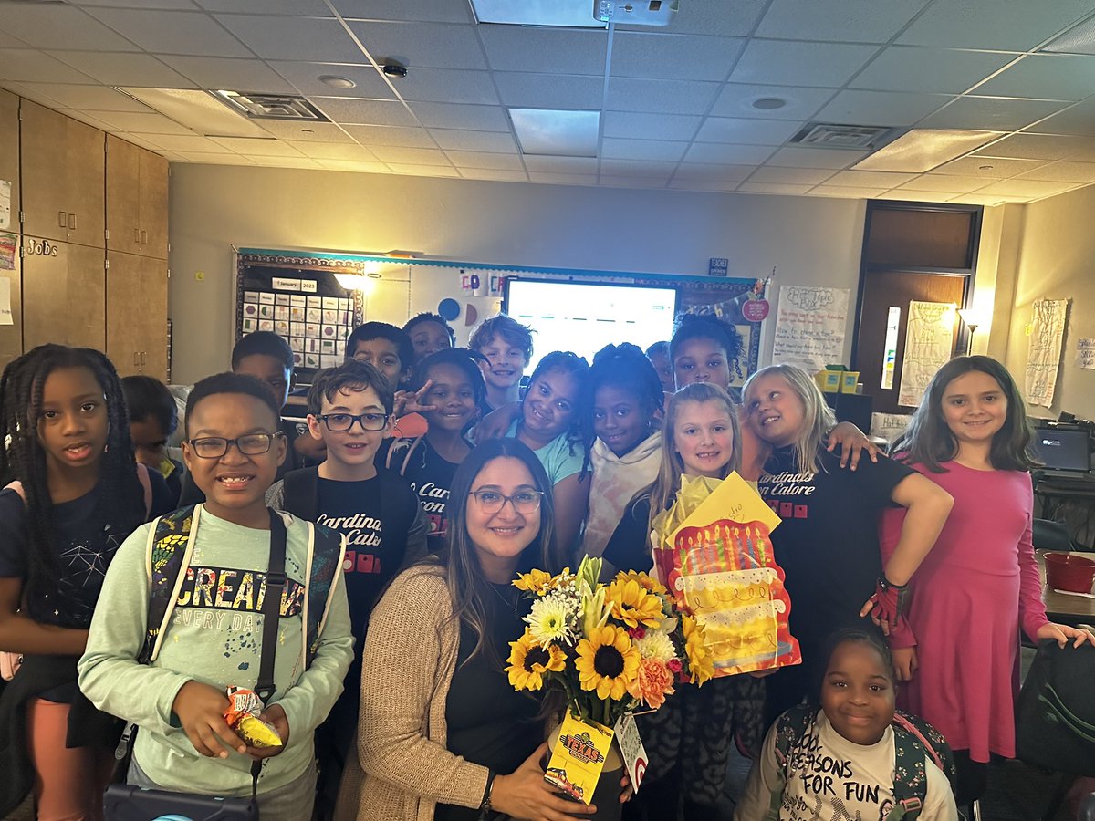 AmberDelach's tweet photo. The students loved celebrating Ms. Castro’s bday yesterday! Thanks to all parents who contributed money to help us show our appreciation for this special lady on her special day!!🥰@HumbleISD_FCE https://t.co/nb2Nc2M6fu