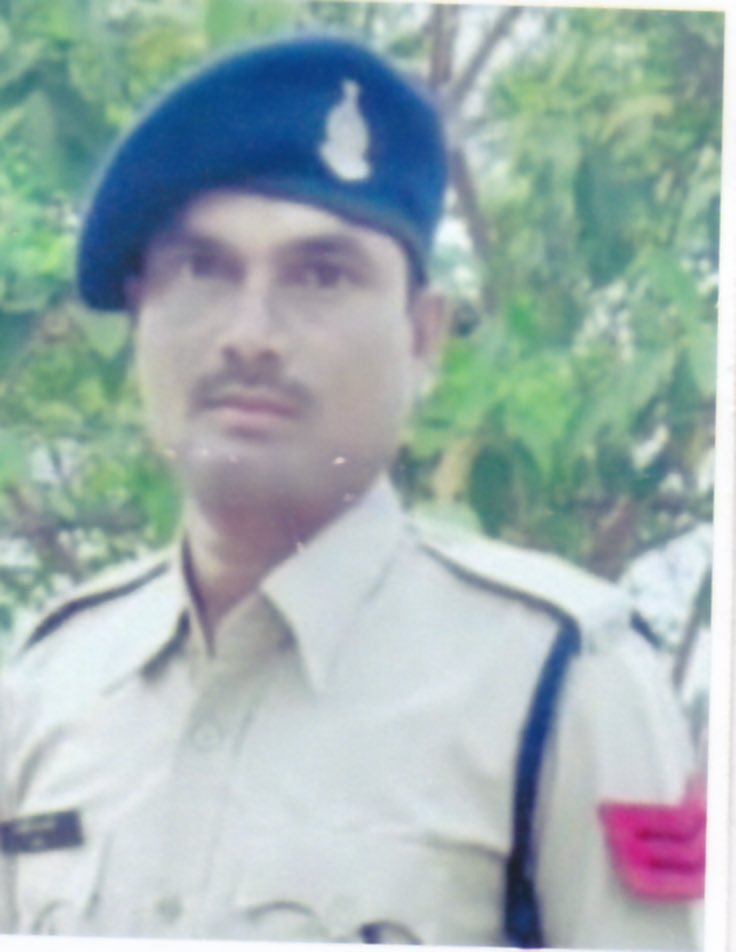 bhupeshbaghel's tweet photo. पुलिस-नक्सली मुठभेड़ के दौरान असाधारण साहस और अनुकरणीय बहादुरी का परिचय देते हुये, देश के लिये अपना सर्वोच्च बलिदान अर्पित करने वाले उनि. दीपक भारद्वाज जी, प्रधान आरक्षक सोढ़ी नारायण जी एवं एसटीएफ प्रधान आरक्षक श्रवण कश्यप जी की वीरता को सम्मान देते हुए मरणोपरांत 26 जनवरी 2023 को https://t.co/b84BlpaCSQ