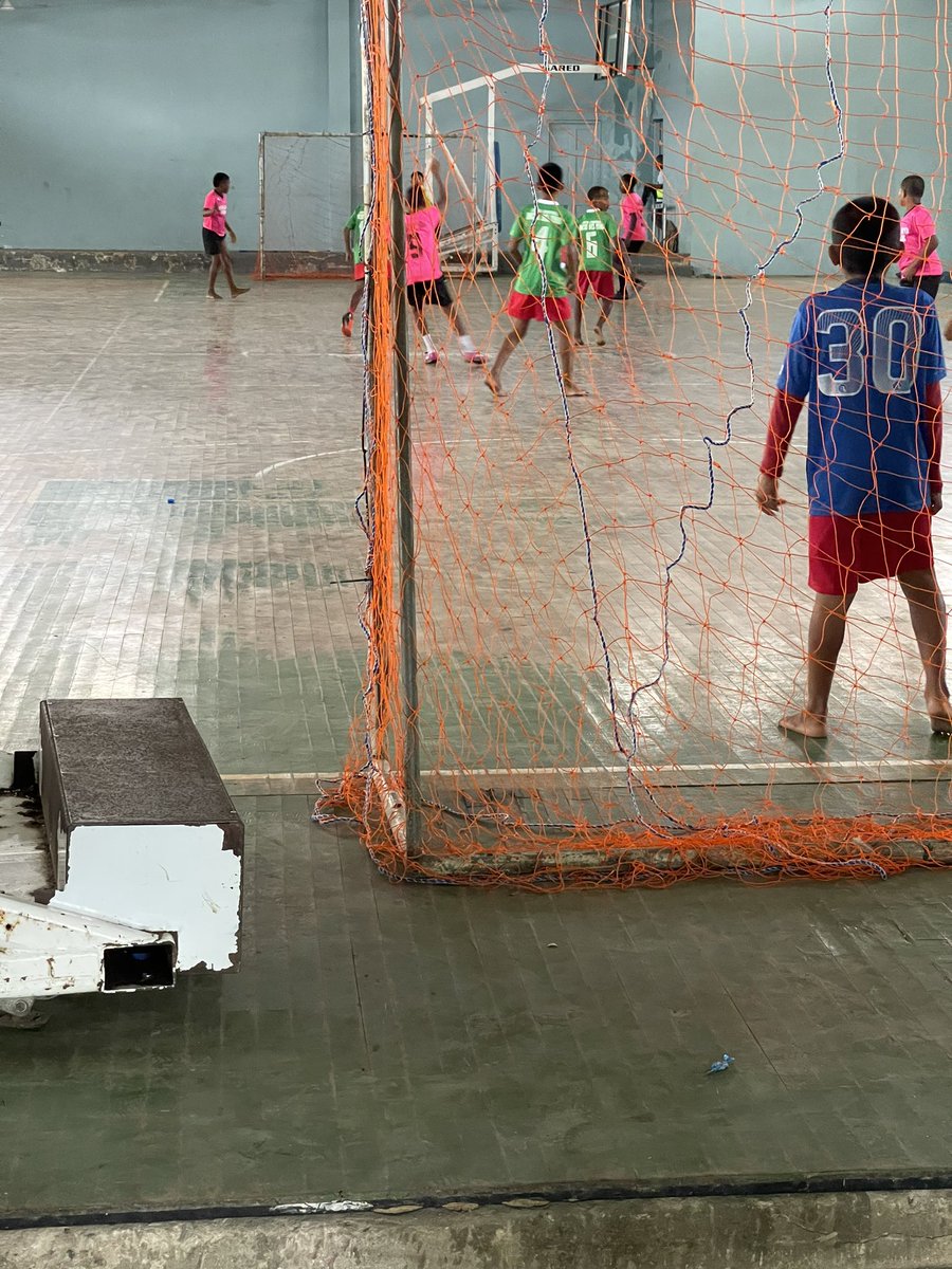 Estuve 3 horas en Isla Colón y, como buen fanático del fútbol, al escuchar un silbato y rebotes de un balón, fui a ver el partido. 

El partido me dejó preocupado; mientras los políticos de Bocas andan en Prado, los niños juegan descalzos en su “verano feliz”.