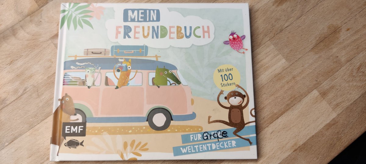 Meine 7jährige Tochter hat zu Weihnachten ein Freundebuch geschenkt bekommen. - Gestern hab ich bemerkt, dass sie den Untertitel des Buches wohl nicht so prickelnd fand. Also hat sie ihn kurzerhand selbst angepasst ... 🙃