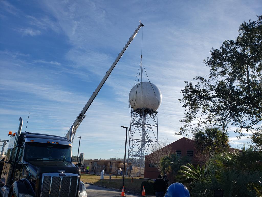 Cirrus_Nearus's tweet photo. A few pictures from this morning's KMOB radar pedestal replacement. The dome was removed by crane. This tired mid shift worker only stuck around for the first half of the process. #mobwx https://t.co/JaTnEB5dYX