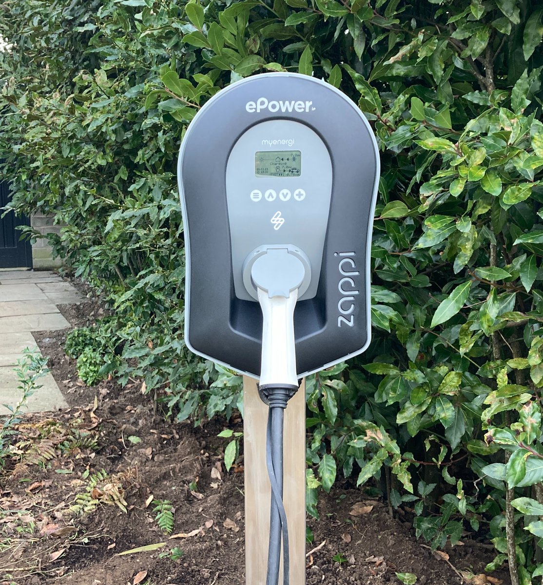 A recent installation of a stand-alone Zappi EV Charger on a pedestal. This is a great alternative for those who rather not have a wall mounted charger at their dwelling.🏠

#zappi #myenergi #evchargers #evchargerinstallation #evinstallers #ev #epower