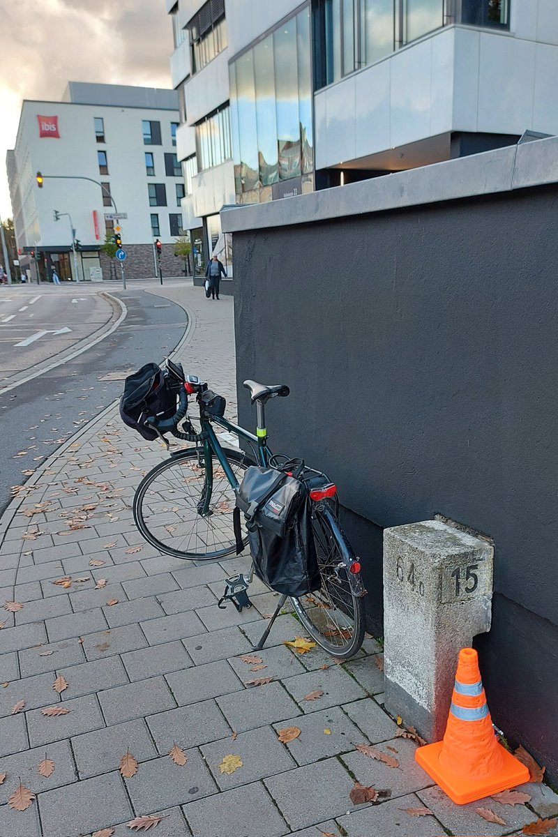 JWiegetritt's tweet photo. In der Weißenburgstr. in #Regensburg an dem ehemaligen staatlichen #Straßenbauamt steht ein alter steinerner #Kilometerstein der #Bundesstraße 15 mit Aufschrift 64,0 km, die Entfernung nach Landshut. #PTyp 90. #Fahrrad #Pylone #Radtour https://t.co/hjjvPSk7N8