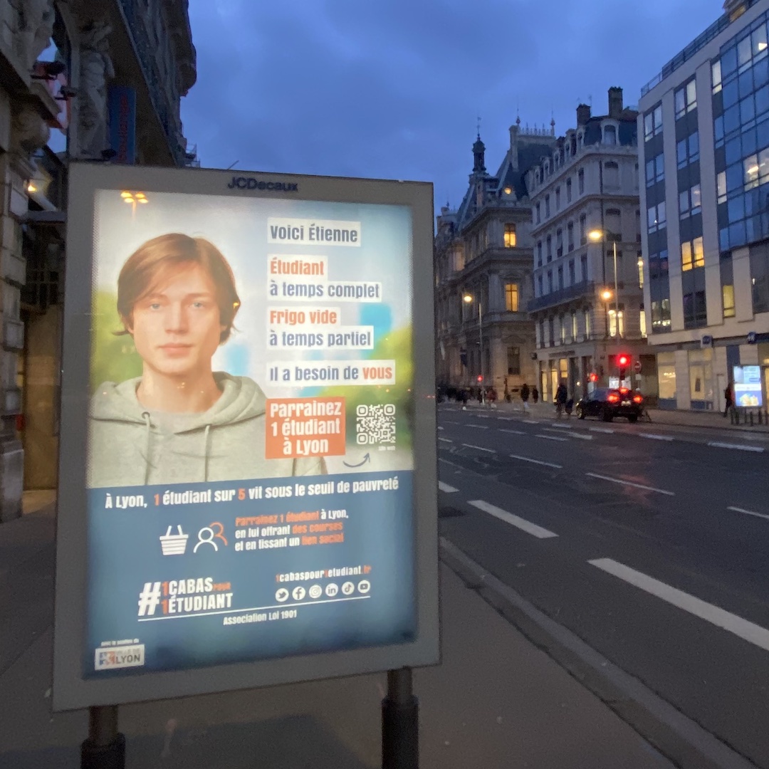 1cabas1etudiant's tweet photo. Merci à la @villedelyon qui affiche notre campagne pendant 2 semaines 🙏

Une belle façon de faire connaître notre asso aux Lyonnais, les sensibiliser à la précarité étudiante &amp; les motiver à devenir parrains 😉 

#merci #lyon #lyonnais #onlylyon #pub #aide #etudiants #soutien https://t.co/1kc7zqSIML