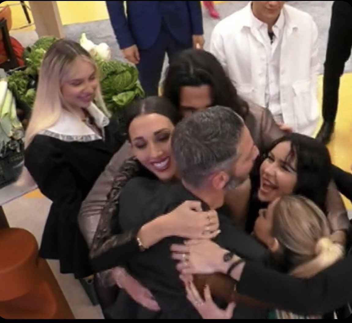 lucaeorianagfv's tweet image. Gli #spartani più uniti che mai, li contraddistinguono la leggerezza, l’allegria e la capacità di creare sempre qualcosa di bello. Per me il gf sono loro.

#gfvip #teamsparta #onestiners #orianistas #incorvassi #drojette #gioiellers #murgia