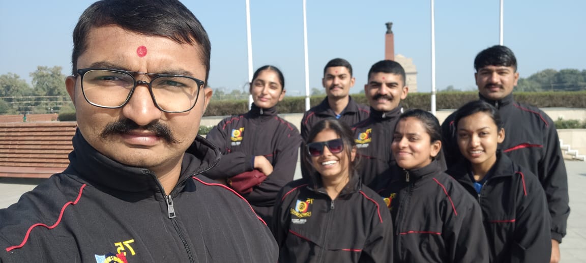 solanki_kunika's tweet photo. Khile Chehare Or Khuli Kitabe😃...Akshar Zindgiya Badal Dete Hai..💕💕 #JahanYaariWala #DandiSeDelhi #SoltToSoftWare #JawaYezdiMotorcycles https://t.co/r33XQHdixl