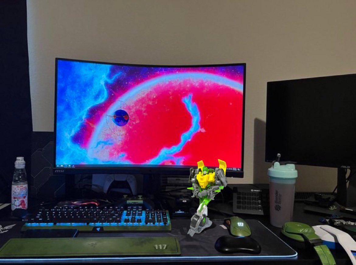 SpringerWrecker's tweet photo. @MoosCrewOffcl You were missing a desk bot. #photobombfriday 😉 https://t.co/A6CQVYnzpd