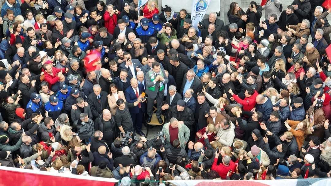 IyiMudanya's tweet photo. Bu kalabalıklar gösteriyor ki Mayıslar bizim olacak, Saygıdeğer Genel Başkanımız Sn. Meral Akşener Hanımefendinin dediği gibi bu şarkıda burada bitmeyecektir. https://t.co/zohKh4rjh4