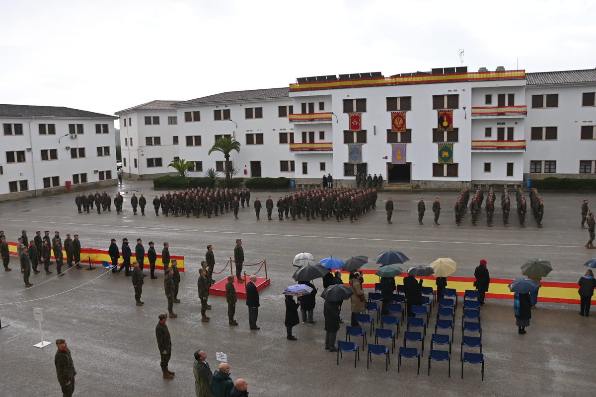 COMGEBAL_ET's tweet photo. Hoy el regimiento #Palma47 ha celebrado el día de la Unidad, con un acto presidido por #COMGEBAL en el acuartelamiento #JaimeII. El acto, durante el que se han entregado los "Grifones de honor", ha finalizando con un desfile.
@MCANA_ET @DIACU_ET https://t.co/jtpOR2hZqE