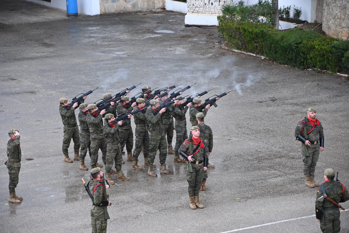 COMGEBAL_ET's tweet photo. Hoy el regimiento #Palma47 ha celebrado el día de la Unidad, con un acto presidido por #COMGEBAL en el acuartelamiento #JaimeII. El acto, durante el que se han entregado los "Grifones de honor", ha finalizando con un desfile.
@MCANA_ET @DIACU_ET https://t.co/jtpOR2hZqE