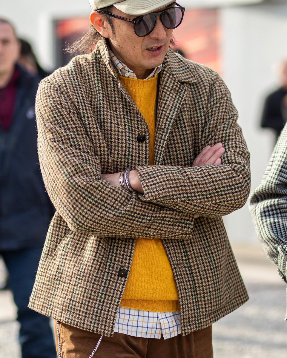 Some of the best street-style photography on the internet belongs to @quicklongread.

The way he captures depth and detail of style is phenomenal, and the content he photographed at Pitti in Florence this month is a perfect example.

Some of my favorite shots 👇