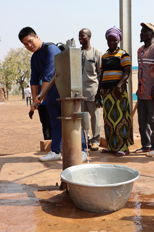 Unicef_Togo's tweet image. La corvée d’eau des filles n’est plus d’actualité car Kpong a un forage. Merci à #KOICA #EndOpenDefecation #EducationForEveryChild #UnicefTogo #Wcaro #UNICEF #tgtwittos