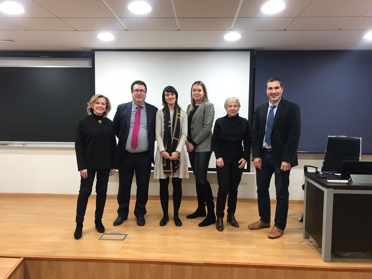 Fa uns mesos vaig decidir aventurar-me en una nova trajectòria professional. El camí ha estat intens però ahir va arribar el fruit de tant esforç: ja sóc professora titular en el departament de Química Analítica de la UV. Més que agraïda amb qui m’ha acompanyat en el procés.