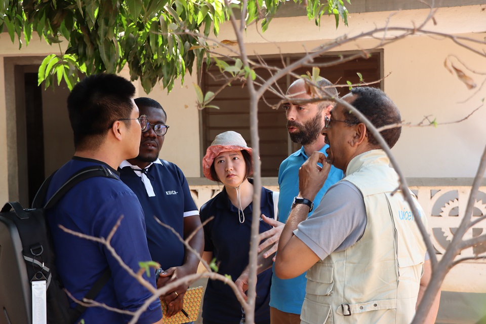 Unicef_Togo's tweet image. La corvée d’eau des filles n’est plus d’actualité car Kpong a un forage. Merci à #KOICA #EndOpenDefecation #EducationForEveryChild #UnicefTogo #Wcaro #UNICEF #tgtwittos