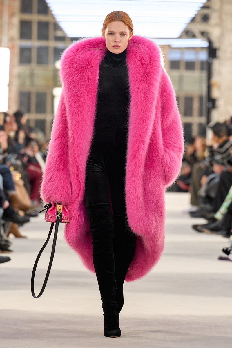 VersaceVenus_'s tweet photo. Is this a photo of Kylie Jenner wearing fresh from the runway Alexandre Vauthier couture 👀 https://t.co/lUWuLACuPF
