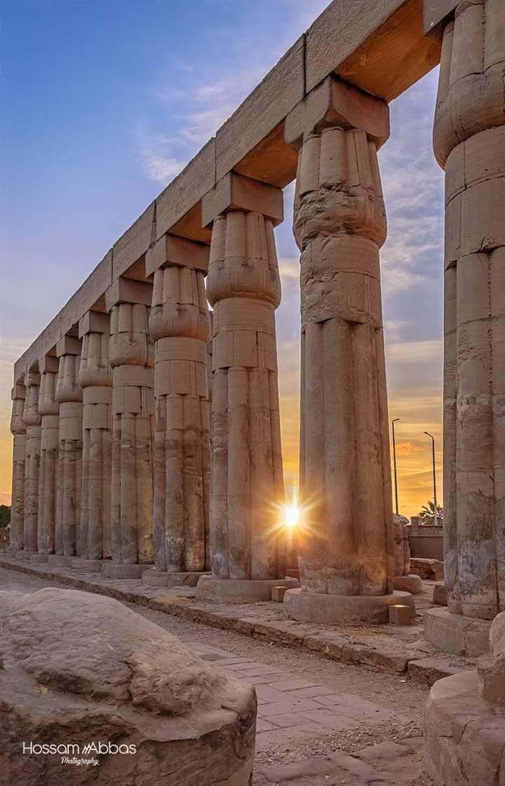IbnkemetTv's tweet photo. أدرك المصري القديم أن حضارة بلا قيم هي بناء أجوف لا قيمة له، فكم من حضارات انهارت وأصبحت نسيًا منسيًّا؛ لذا سعى إلى وضع مجموعة من القيم والمبادئ التي تحكم إطار حياته، تلك القيم التي سبقت «الوصايا العشر» بنحو ألف عام. وقد تجلى حرص المصري القديم على إبراز أهمية القيم في 
يتبع https://t.co/1HhstocMgG