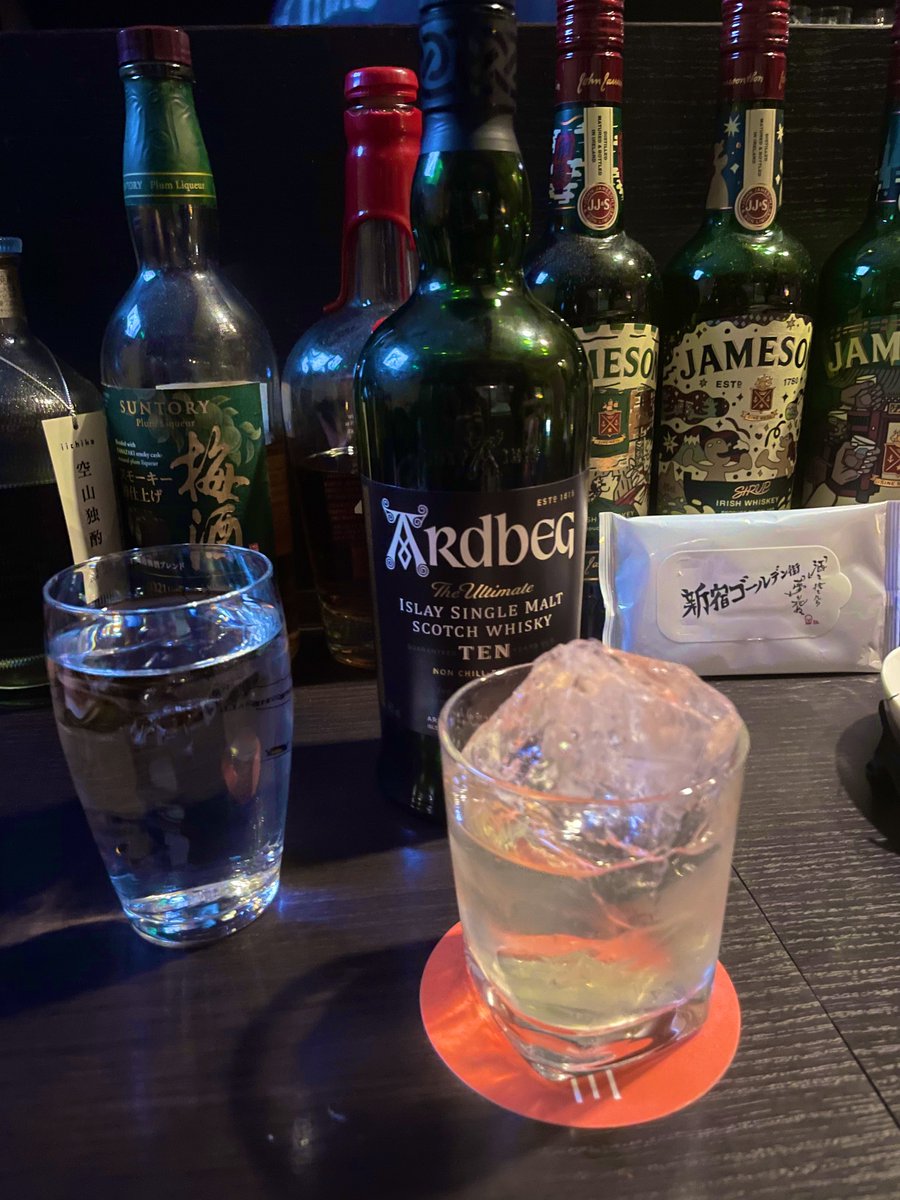 ゴールデン街で細く長く飲みに来てるママの店に久しぶりに顔出せたんだけど、俺がレコーディング弾いてる「ゴールデン街ブルース」のCDを流してもらいながら一杯飲ませてもらってて、これはもしかしたらめちゃくちゃ幸せなことなんじゃないかと思ってる