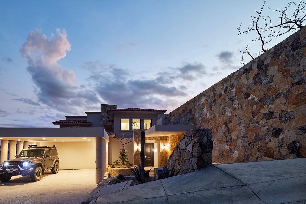 progressivedesf's tweet photo. Casa con fachada contemporánea con materiales propios de la baja península.
Juego dramático de volúmenes que responden a la pendiente natural del terreno. en Progressive Design Firm by Louis Ruiz. #progressivedesignfirm #architecture #BajaCalifornia #cabo https://t.co/wRBhJwjT27
