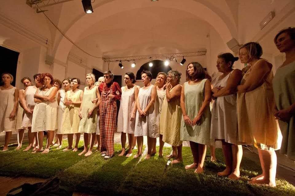 Con #FrancescaTalozzi in un’indimenticabile immagine del 2015, quando portammo in scena “Chi porterà queste parole?”, vi diamo appuntamento a stasera al Teatro delle Commedie.
Torniamo per ricordare, per non dimenticare.  
📌 bit.ly/3H92Oqf
#CharlotteDelbo #FranceVive