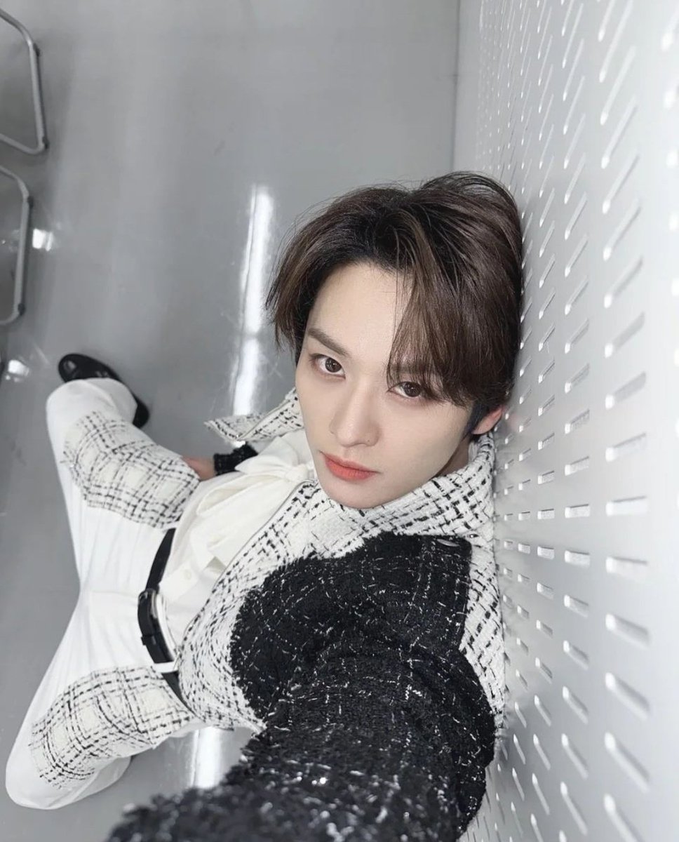 staysday6's tweet photo. lee know is like 100% what it would look like if a cat got trapped in a human body https://t.co/hidVwvmFkG