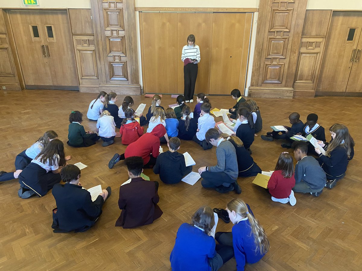 Time for our seniors and juniors to learn a new song with @helenalloydwilson 

#showrehearsals #dramagroups #waterside #dramaclub #afterschooldrama #afterschoolclub