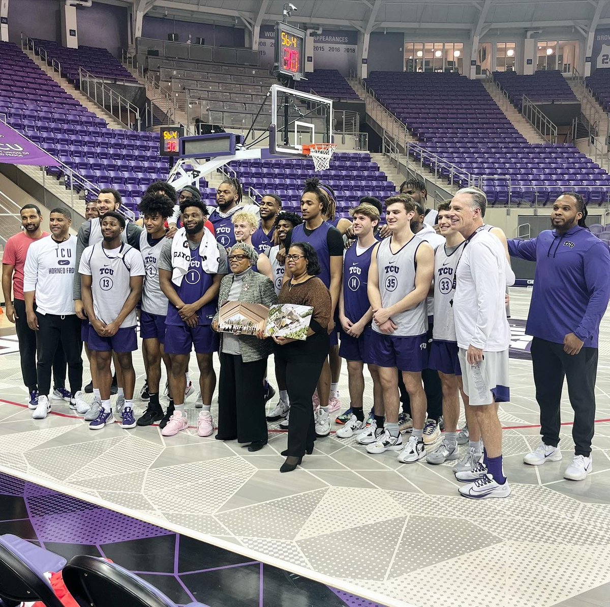 From reading to kids at M.H. Moore Elementary alongside Mayor Mattie Parker to helping host Dr. Opal Lee, a honored guest speaker at Men’s Hoops, made this week special👏🏽

We are proud of our student athletes taking initiative both to learn and serve the Fort Worth community🤝