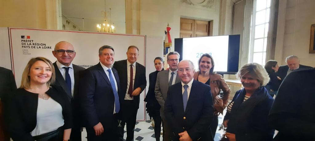 JulieVoleau's tweet photo. Dernière cérémonie des vœux pour Didier Martin @Prefet44 qui quittera très prochainement ses fonctions. Un beau moment de partage entre élus et acteurs du territoire. https://t.co/9rZExkNPTO