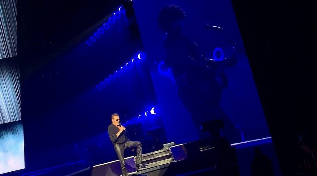denisgueldry's tweet photo. Bonsoir aux fans du Taulier Johnny Hallyday aux amies amis 👍 je vous souhaite une bonne soirée et un excellent week-end avec vos proches bises rock'n'roll blues 😘✌️🦅🎸🐺🙏#TeamHallyday #ResterVivantTour #MonPaysCestLamour #JohnnyHallyday5Ans @LHallyday 
@JohnnySjh🎼🎷🎹🎻🎤🎺 https://t.co/tzcvIfr3x6
