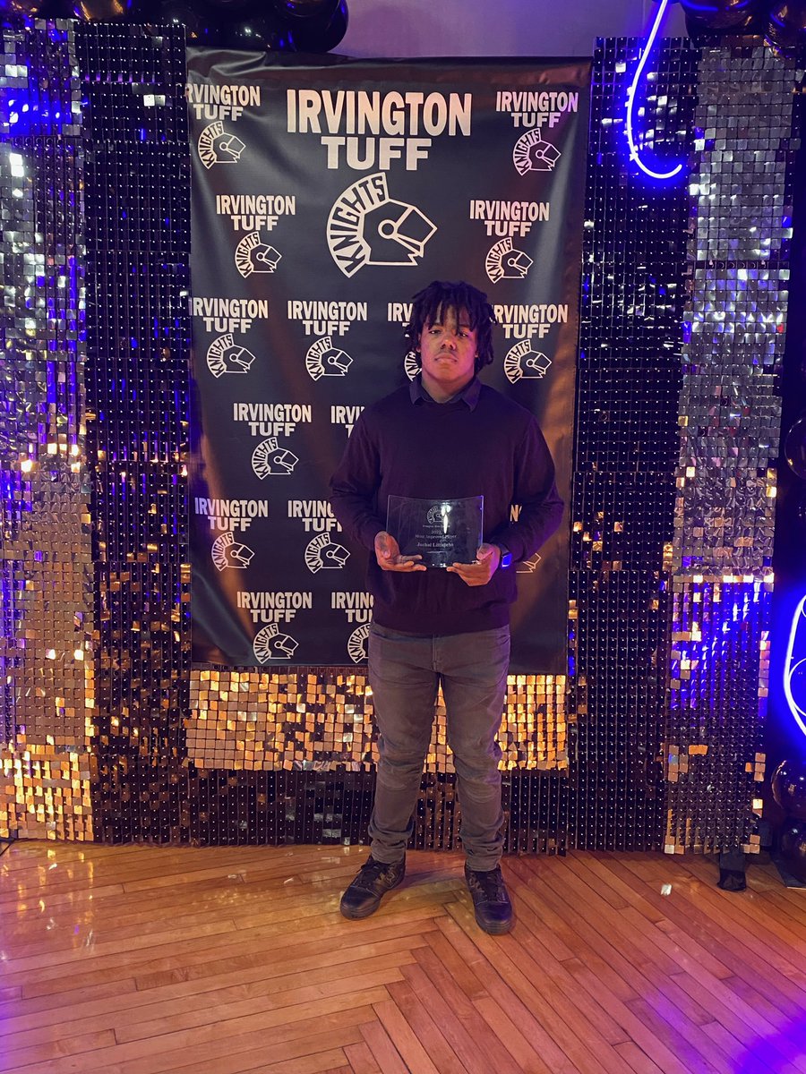 Irvingtontuff's tweet photo. Most Improved Player Sophomore Jachai littlejohn @irvblueknights @IrvingtonHS_FB @jachaiL_ @Irvingtontuff https://t.co/XdQhSoCku9