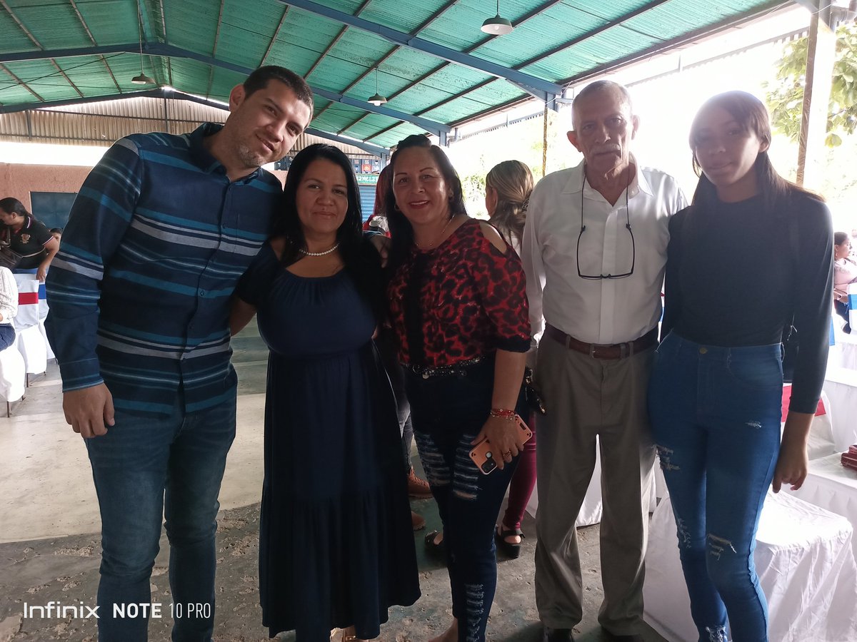 Cdjppazcastillo's tweet photo. Coordinadora de la Casa de Justicia y Paz eje Valles del Tuy, Yarima Bandez, compartiendo junto a las autoridades municipales de Paz Castillo en la Sesión Solemne con motivo a celebrar el día del Maestro y Maestra @HectoRodriguez
 @NicolasMaduro @dcabellor #BastaDeAcosoComercial https://t.co/qycvv0bCuh