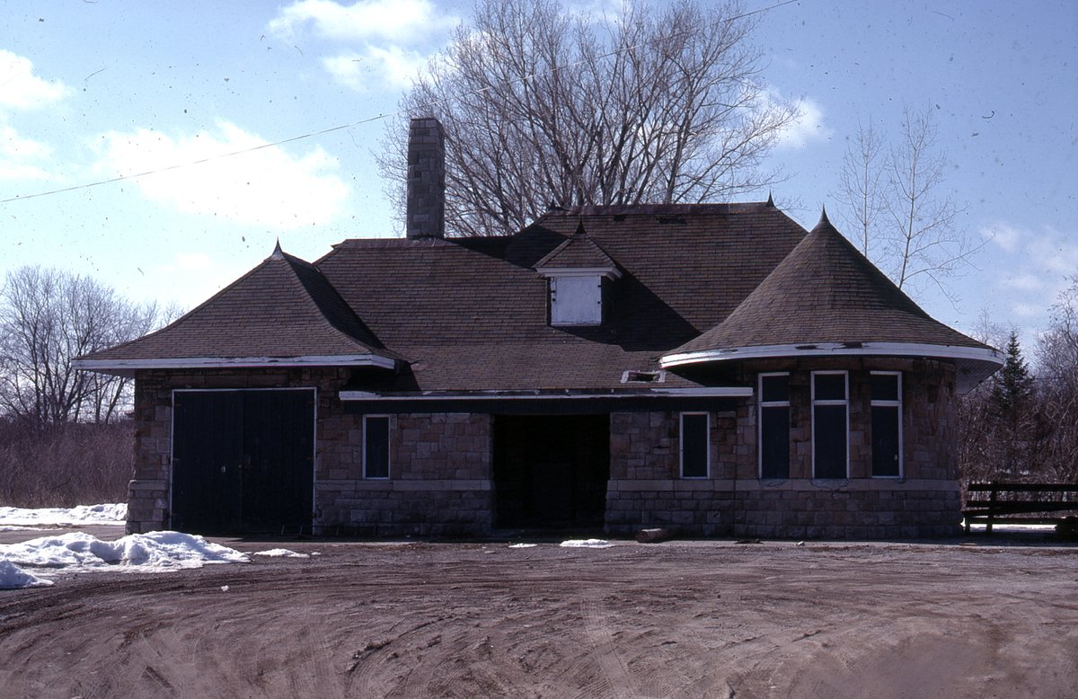 MISHPO's tweet photo. Great news for the 1901-built Harrisville #Depot, which was recently deeded to the #Alcona Historical Society who seeks to preserve and rehabilitate this fine stone building! #AlconaCounty #LakeHuron #HuronShore #TurtleLine
https://t.co/U0nOOmZxND https://t.co/u0xK69146M