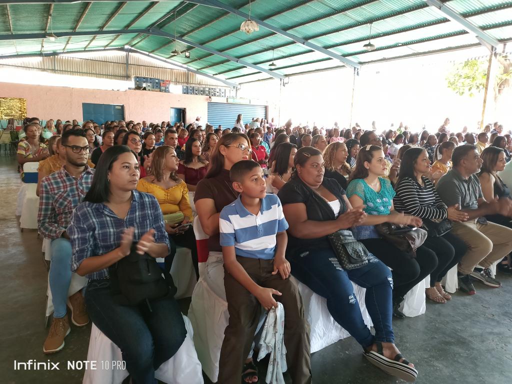 Cdjppazcastillo's tweet photo. Coordinadora de la Casa de Justicia y Paz eje Valles del Tuy, Yarima Bandez, compartiendo junto a las autoridades municipales de Paz Castillo en la Sesión Solemne con motivo a celebrar el día del Maestro y Maestra @HectoRodriguez
 @NicolasMaduro @dcabellor #BastaDeAcosoComercial https://t.co/qycvv0bCuh