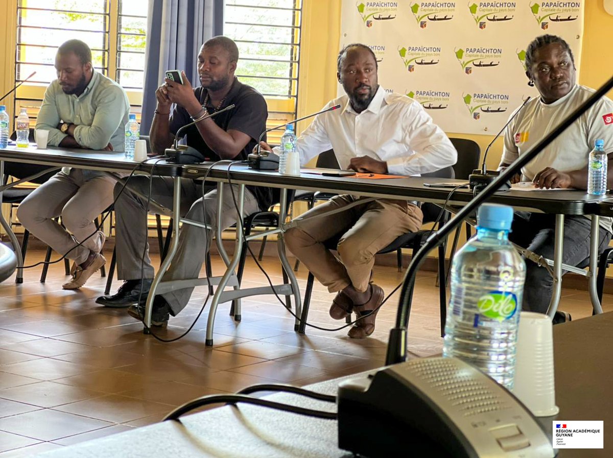 Retour vers le bourg de Papaïchton pour une réunion avec le Maire et ses adjoints🤝
Suite aux témoignages des enseignants, Jules Deie et son équipe municipale ont été félicités par le Recteur pour leur gestion des fournitures et leur investissement en matière d’éducation💯