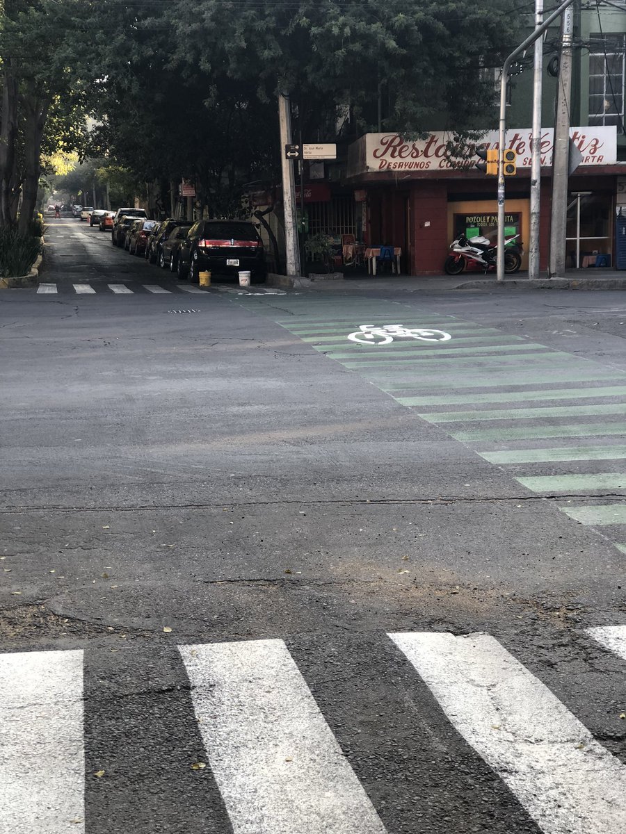 Esto es un despropósito si no tienen pensado quitar a todos los coches que diario están estacionados sobre lateral O.Mundial. ¿Cuál es la intención aquí? ¿Sumar metros de “ciclovía construida” para sus reportes?
<a href="/LaSEMOVI/">Secretaría de Movilidad CDMX</a> <a href="/BJAlcaldia/">Alcaldía de Benito Juárez</a> <a href="/SOBSECDMX/">Secretaría de Obras y Servicios CDMX</a> <a href="/betotok/">Alberto Islas Labastida</a> <a href="/andreslajous/">Andrés Lajous</a>