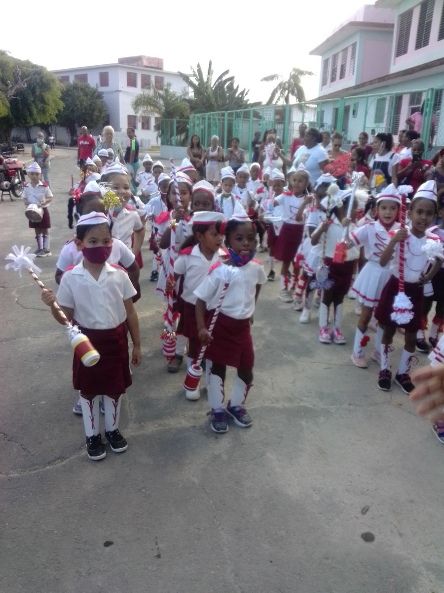 Misleidi18's tweet photo. Los niños y niñas del grado preescolar realizando el desfile de la banda en saludo al 170 aniversario de su  natalicio.#DpeSantiago, @RaulSamon, @elsa- en @FundichelyRosa, @DiazCanelB, #niurdisreyes, #DmeSantiago,#SomosContinuidad. https://t.co/52kDHNnSzm