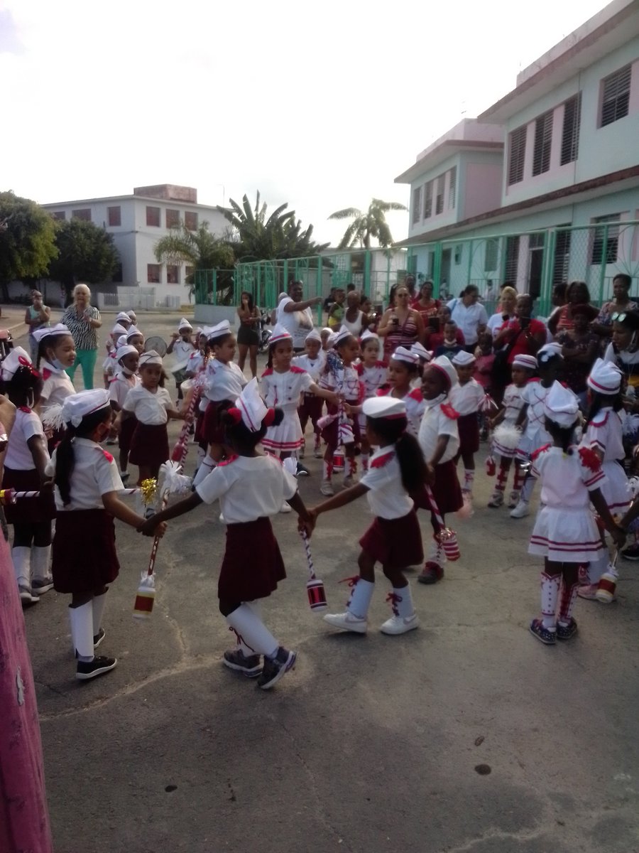 Misleidi18's tweet photo. Los niños y niñas del grado preescolar realizando el desfile de la banda en saludo al 170 aniversario de su  natalicio.#DpeSantiago, @RaulSamon, @elsa- en @FundichelyRosa, @DiazCanelB, #niurdisreyes, #DmeSantiago,#SomosContinuidad. https://t.co/52kDHNnSzm