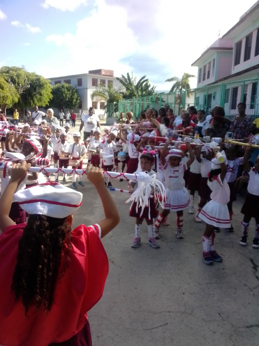 Misleidi18's tweet photo. Los niños y niñas del grado preescolar realizando el desfile de la banda en saludo al 170 aniversario de su  natalicio.#DpeSantiago, @RaulSamon, @elsa- en @FundichelyRosa, @DiazCanelB, #niurdisreyes, #DmeSantiago,#SomosContinuidad. https://t.co/52kDHNnSzm
