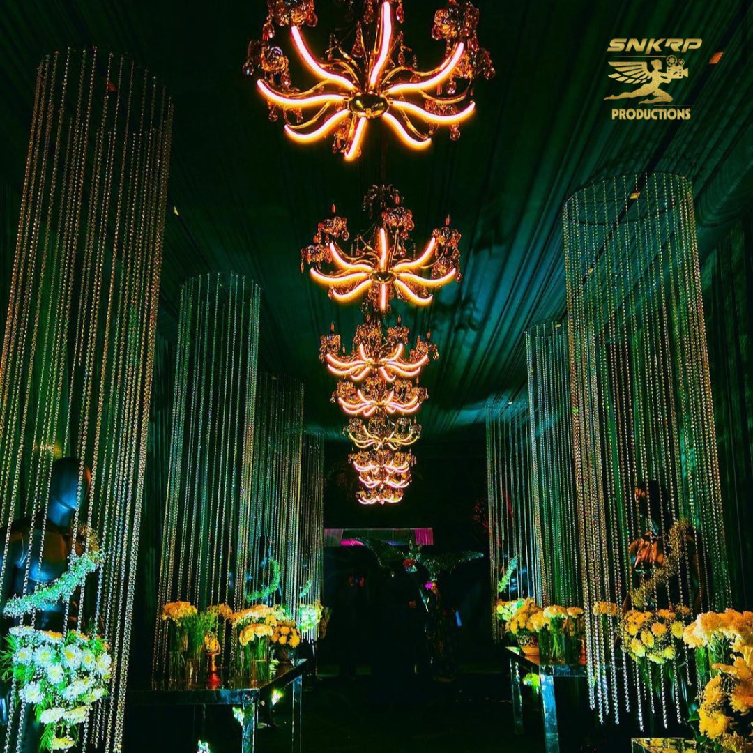 snkrpproduction's tweet photo. The Grandness and
Glamour of this Extravagant Luxe Wedding cannot be described in Words..!♥️💗 Sometimes the Simplest of Things can be Most Beautiful🥰😍 It took us 2 days and Sleepless night to Create this Magnificent Set Up 🌺🌸
#destinationwedding #snkrpproductions https://t.co/NhjsZHZ3UN