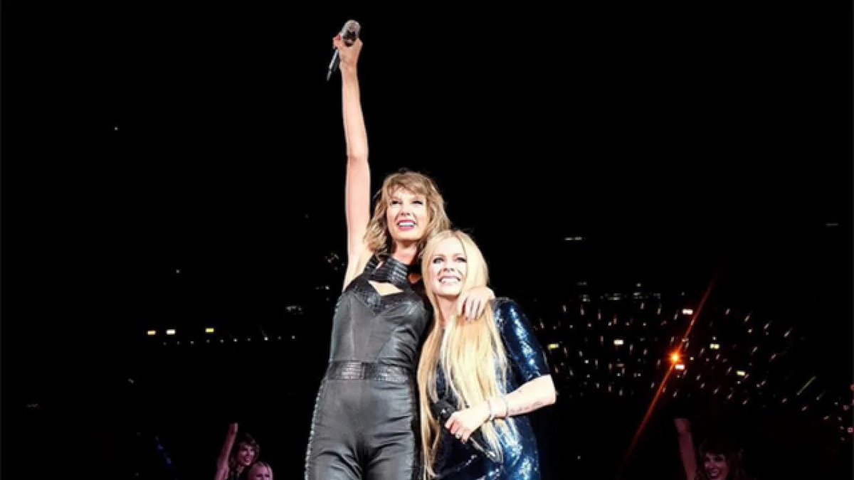 marlieeeee24's tweet photo. @ErasTourResell My absolutely FAVORITE was when she performed Fearless at her 1989 tour in San Diego ✨ she also brought out surprise guest Avril Lavigne and they played Complicated. Avril Lavigne was my very first concert too so it was such a special moment 🫶🏼 https://t.co/jLB9PyMCyp