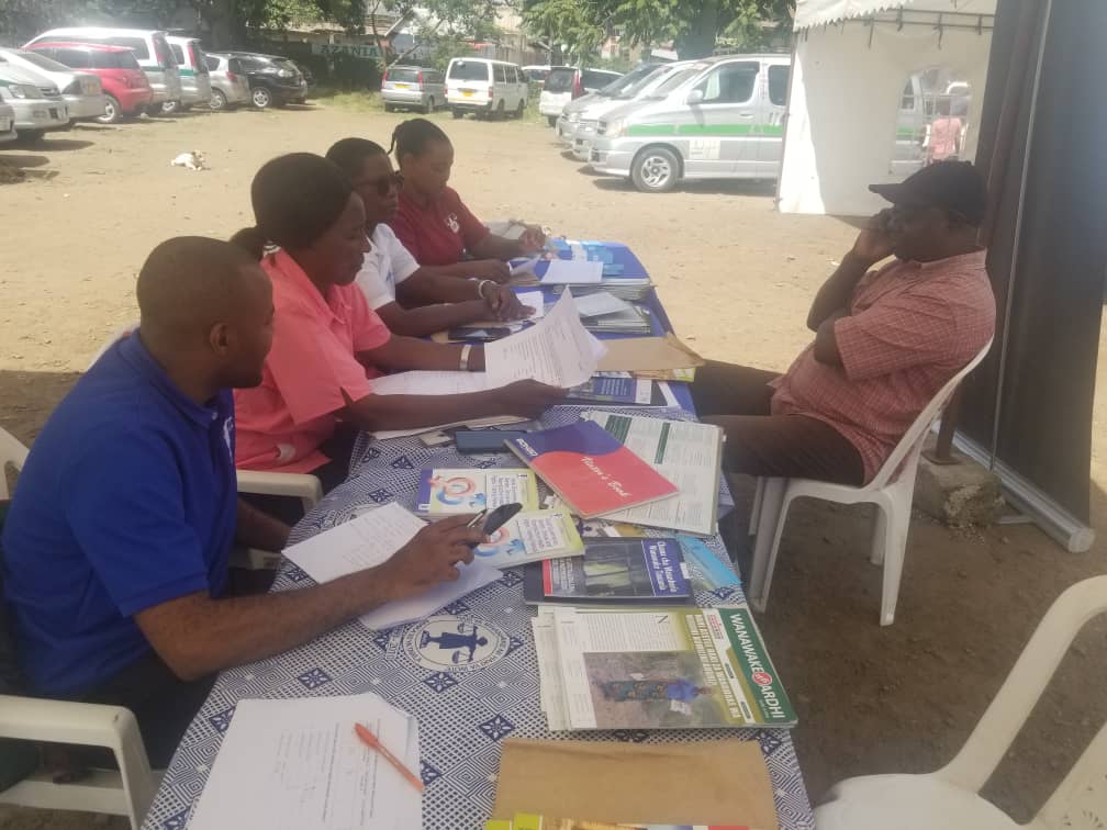 AAwlahurio's tweet photo. Katika wiki ya sheria, AWLAHURIO Arusha imeendelea kutoa msaada wa kisheria katika viwanja vya TBA Arusha.
//
During the law week, AWLAHURIO Arusha has continued to provide support in TBA Arusha stadiums https://t.co/Cf3Y3GdptM