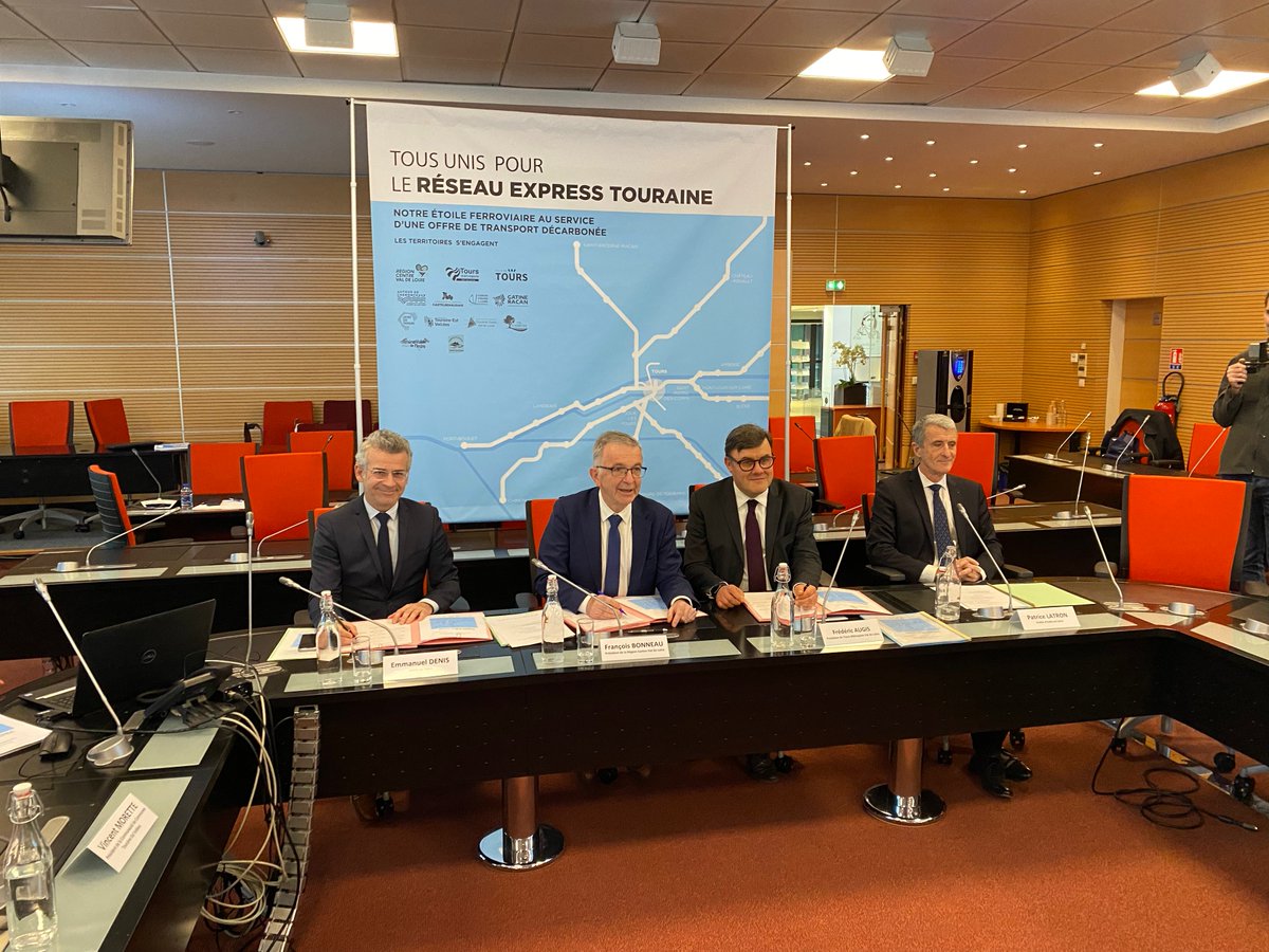 letramdetours's tweet photo. Les élus locaux se sont réunis aujourd'hui à #Tours pour signer une déclaration qui les engagent dans une démarche d’amélioration de l’étoile ferroviaire tourangelle. 🤝
A terme, ce projet ambitieux devrait profondément modifier nos déplacements. 😊
👇👇👇
https://t.co/IDjS6rJLkC https://t.co/R3jzwHcfPs