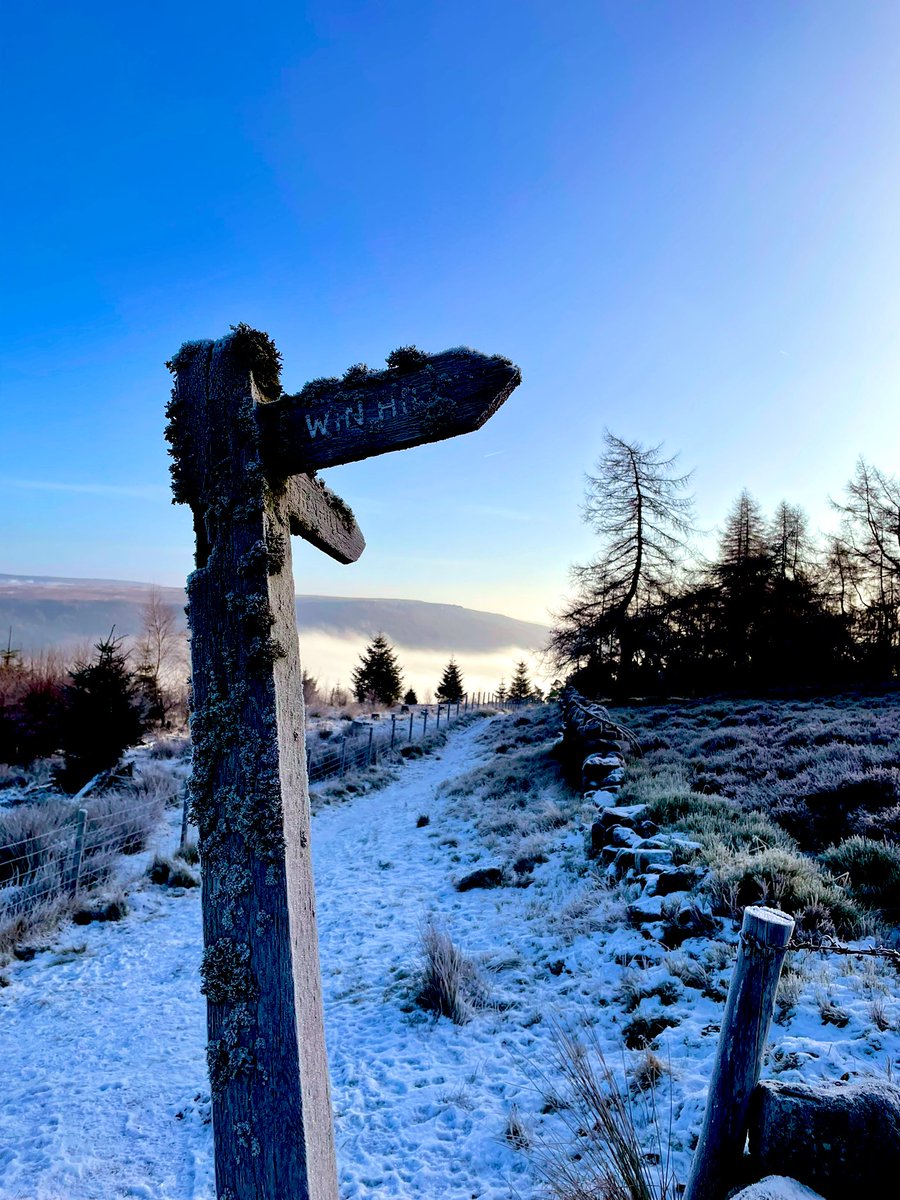 just__ruth's tweet image. It was certainly a Win win situation last Saturday catching the inversions in the Peak District @FingerpostFri 

#fingerpostfriday #peakdistrict #cloudinversion