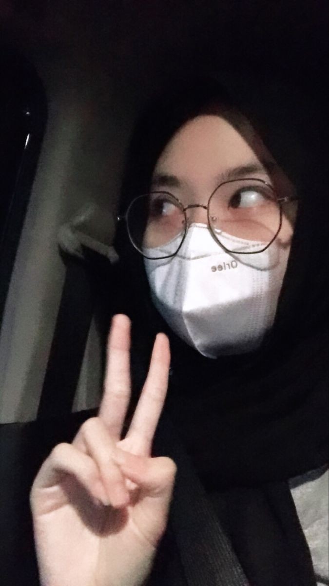 Satu pinta ku.
Jagalah selalu kesehatan mu
Yang sangat berharga bagiku.
Mungkin ku tahu.
Apalah arti kehawatiranku pada dirimu?

Aku melihatmu  bening.
Tanpa satupum yang mengganggu.
Berpapasan sejajar 
Kau melihat ku.
Nampak seperti kaca tebal yang buram.
Tak ada.